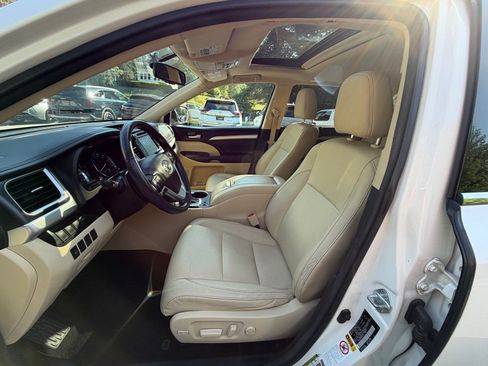 Used 2016 Toyota Highlander XLE AWD/4WD image 24