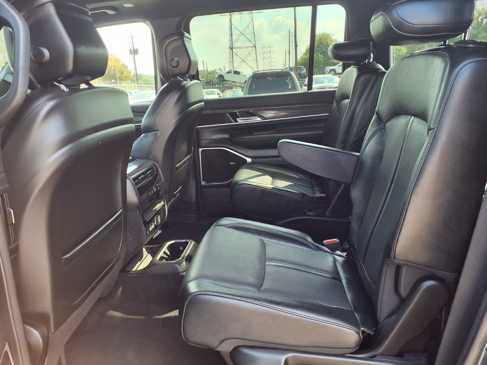 Used 2022 Jeep Wagoneer Series III w/ Premium Group I AWD/4WD image 20