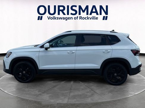 Used 2025 Volkswagen Taos SE w/ Panoramic Sunroof Package FWD image 3