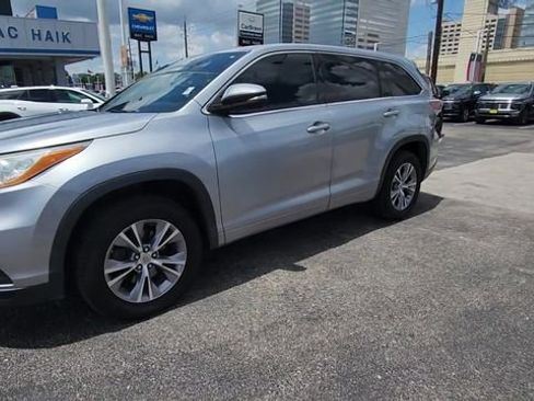 Used 2014 Toyota Highlander Plus FWD image 4