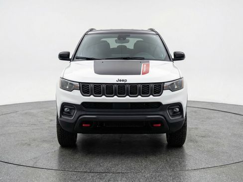 Used 2025 Jeep Compass Trailhawk image 2