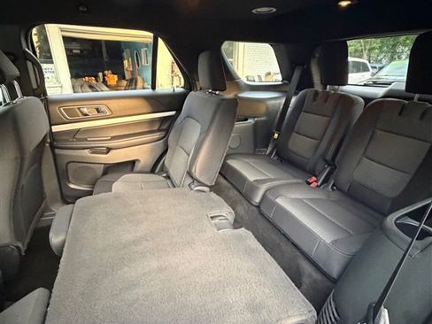 Used 2017 Ford Explorer XLT w/ Equipment Group 201A AWD/4WD image 14