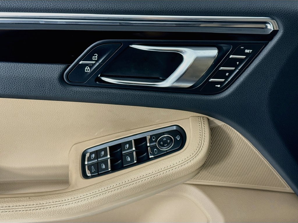 Certified 2025 Porsche Macan AWD/4WD image 11