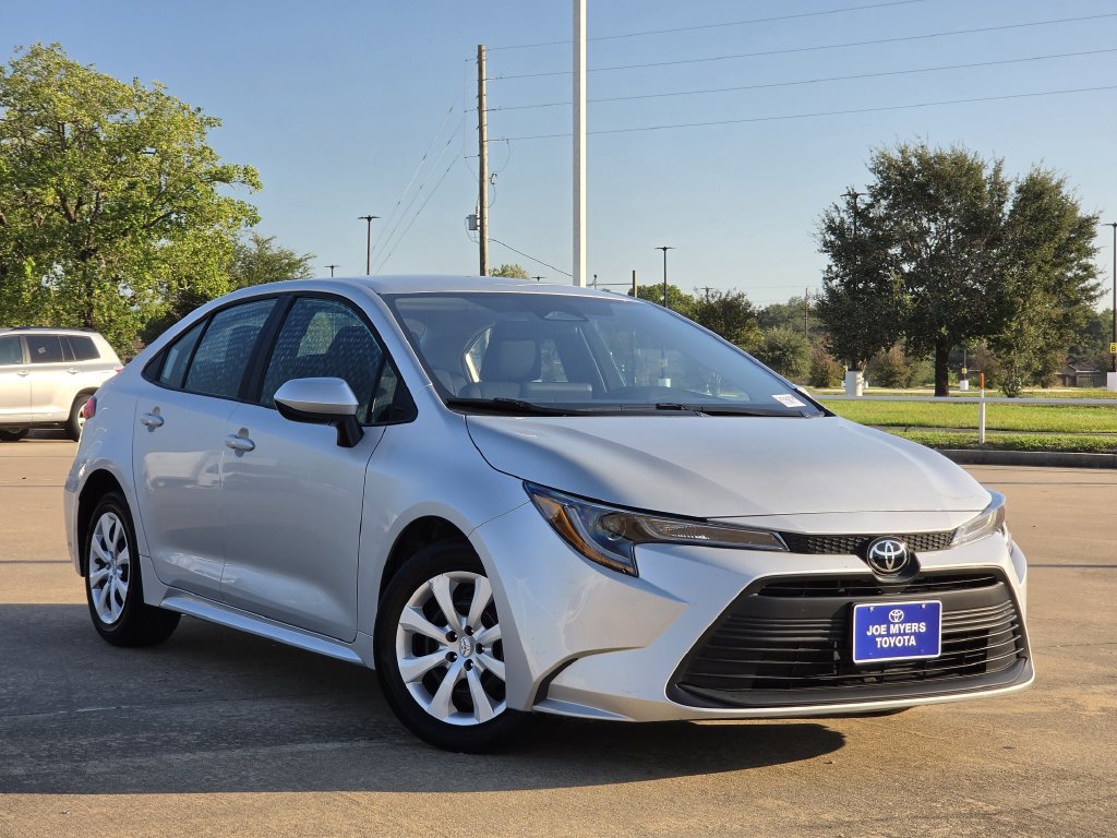 Used 2025 Toyota Corolla LE FWD image 2