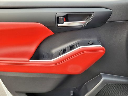 Used 2024 Toyota Highlander XSE image 23