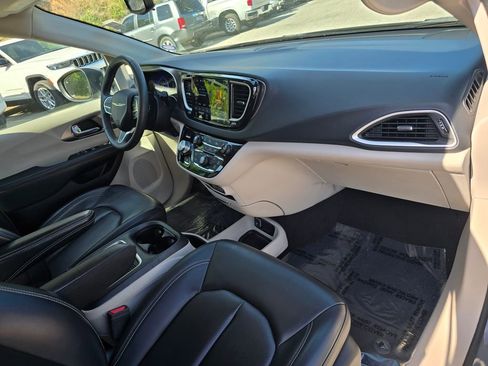 Used 2023 Chrysler Pacifica Touring-L FWD image 31