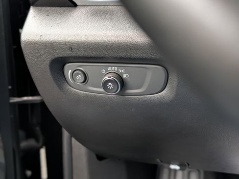 Used 2023 Chevrolet Traverse RS image 30