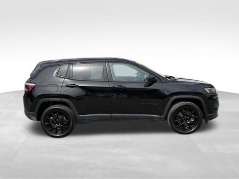 Used 2024 Jeep Compass Latitude w/ Convenience Group AWD/4WD image 9