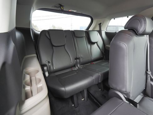 Used 2025 Kia Carnival EX image 37