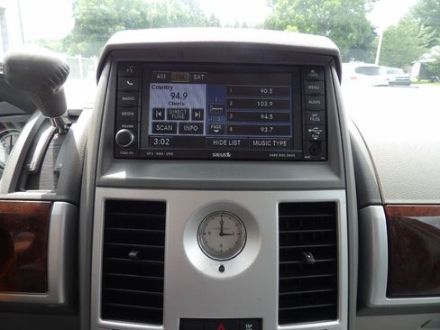 Used 2010 Chrysler Town & Country Touring w/ Entertainment Group #2 FWD image 16
