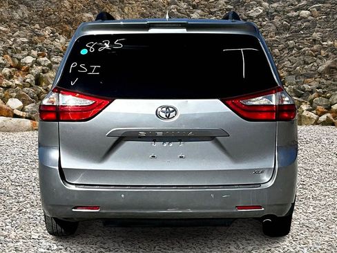 Used 2018 Toyota Sienna XLE image 4