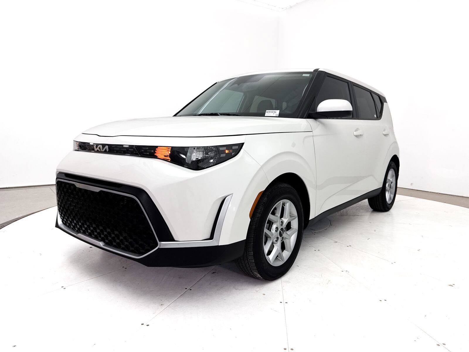 Used 2025 Kia Soul LX w/ LX Technology Package FWD image 13