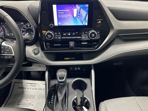 Used 2025 Toyota Highlander XLE image 25