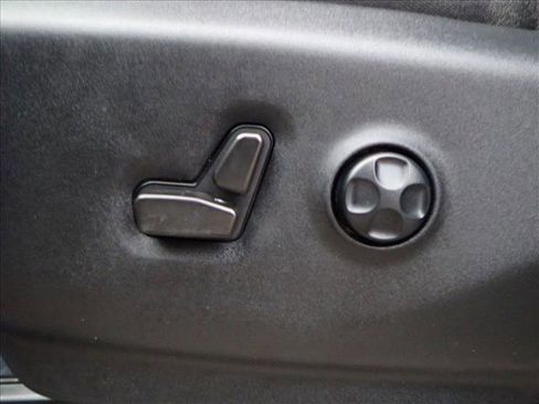 Used 2022 Chrysler Pacifica Touring-L image 14