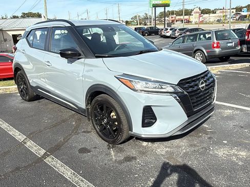 Used 2022 Nissan Kicks SR image 3