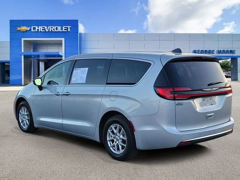 Used 2024 Chrysler Pacifica Touring-L image 3