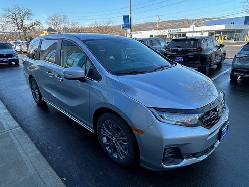 New 2026 Honda Odyssey Touring image 5