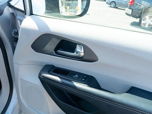 Used 2023 Chrysler Pacifica Touring-L FWD image 42