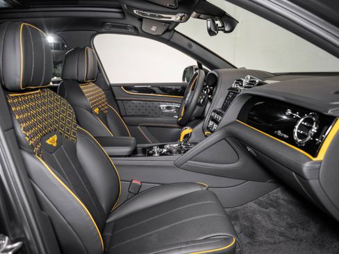 Used 2024 Bentley Bentayga Azure V8 image 2