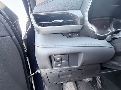 Used 2022 Toyota Highlander XLE image 11