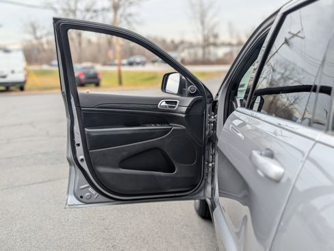 Used 2019 Jeep Grand Cherokee Laredo image 25