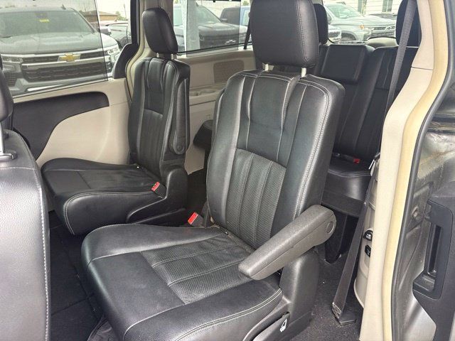 Used 2016 Chrysler Town & Country Touring w/ Driver Convenience Group FWD image 25