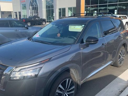 Used 2024 Nissan Pathfinder Platinum AWD/4WD image 2