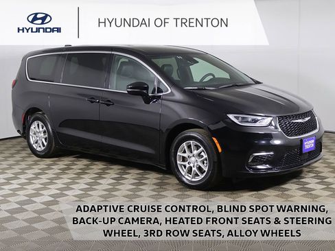 Used 2025 Chrysler Pacifica Select FWD image 1