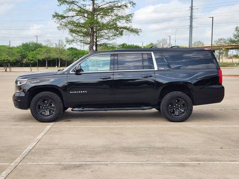 Used 2017 Chevrolet Suburban LT image 4
