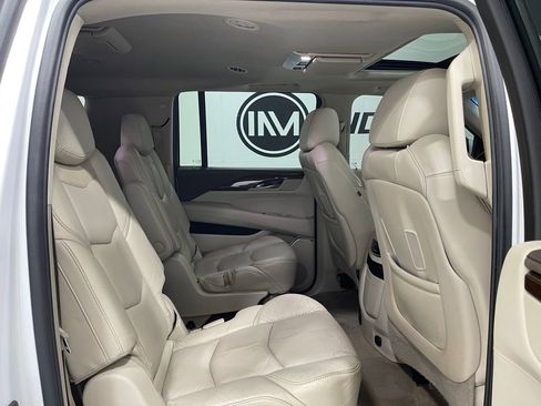Used 2017 Cadillac Escalade ESV Luxury image 35