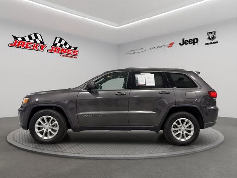 Used 2021 Jeep Grand Cherokee Laredo image 3