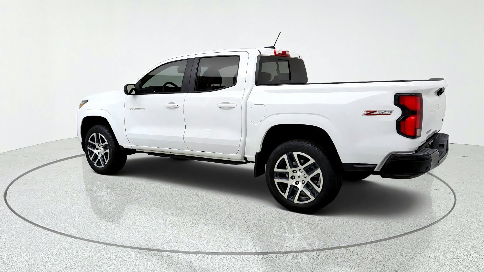 Used 2024 Chevrolet Colorado Z71 AWD/4WD image 3