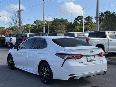 Used 2022 Toyota Camry SE image 2