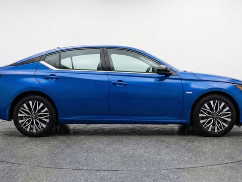 Used 2025 Nissan Altima 2.5 SV image 11