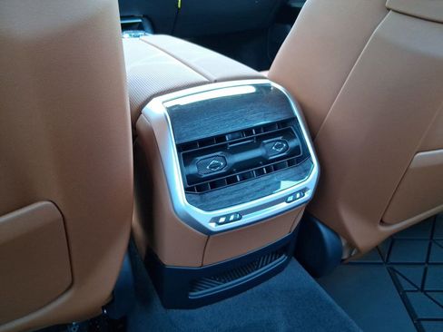 New 2026 BMW 750e xDrive w/ Executive Package image 29