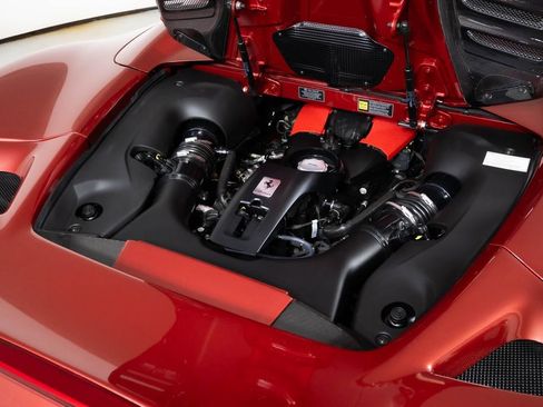 Used 2023 Ferrari F8 Spider image 18