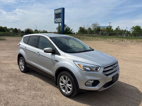 Used 2017 Ford Escape SE AWD/4WD image 2