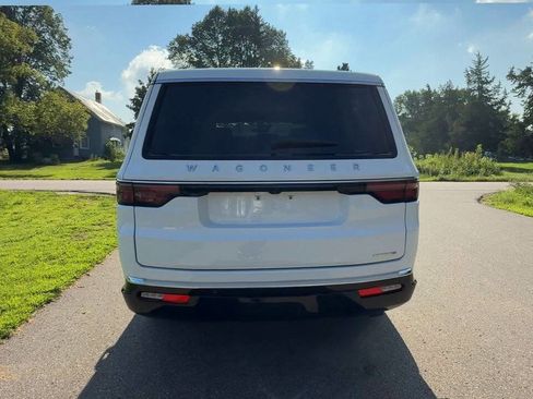 Used 2024 Jeep Wagoneer L Series III w/ Flexible Seating Group image 4