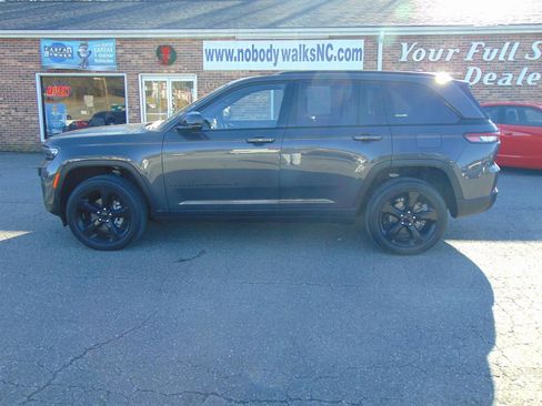 Used 2023 Jeep Grand Cherokee Altitude image 18