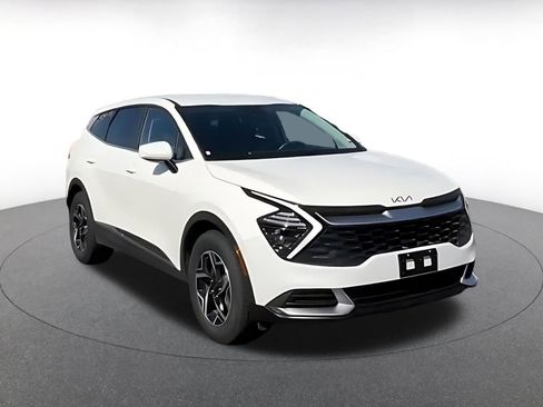 Used 2025 Kia Sportage LX FWD image 2