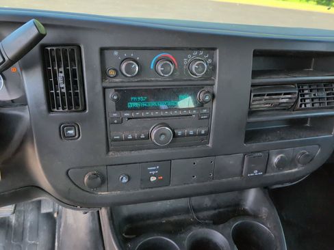 Used 2017 Chevrolet Express 2500 RWD image 15