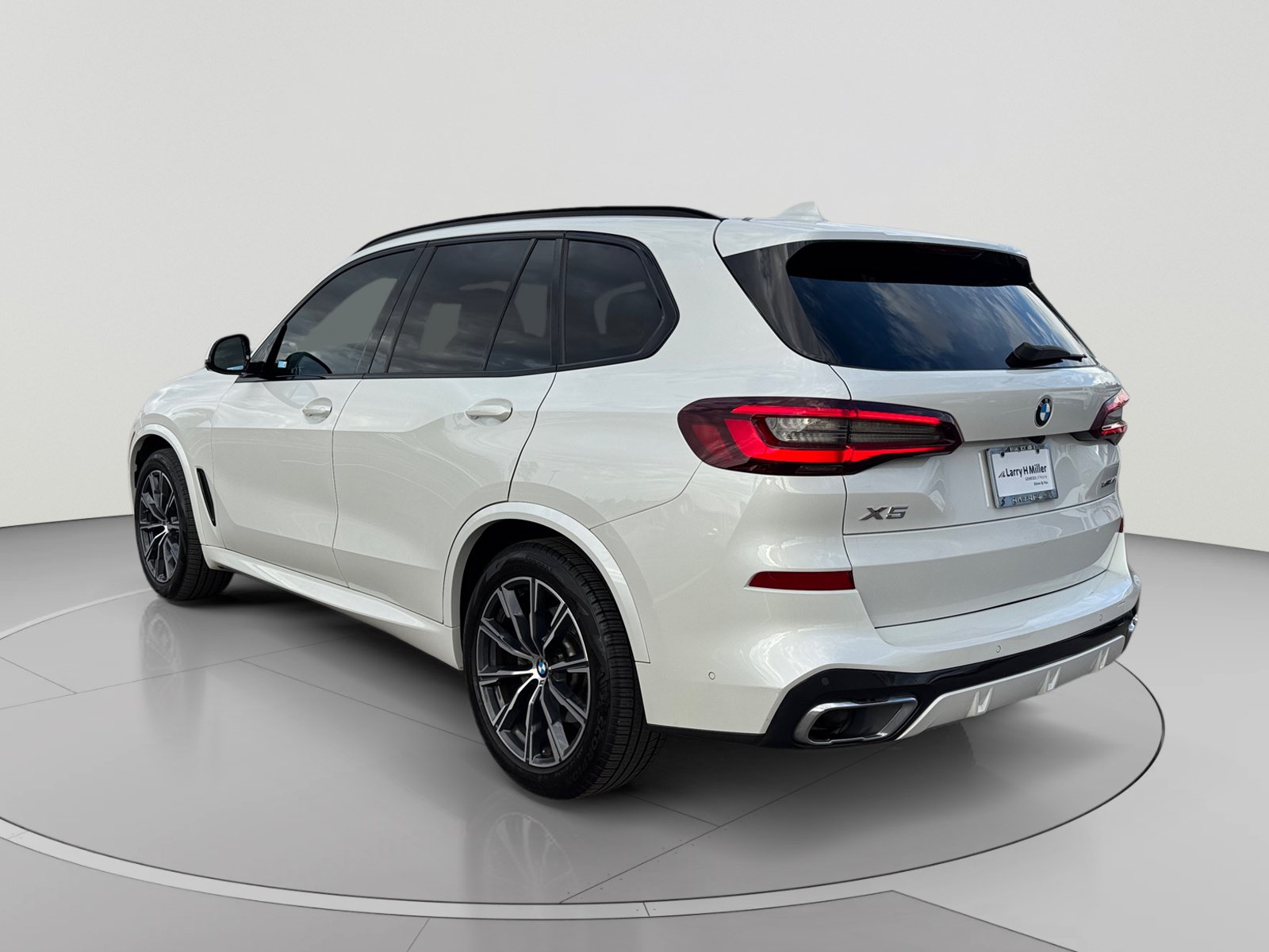 Used 2021 BMW X5 xDrive40i w/ M Sport Package AWD/4WD image 3