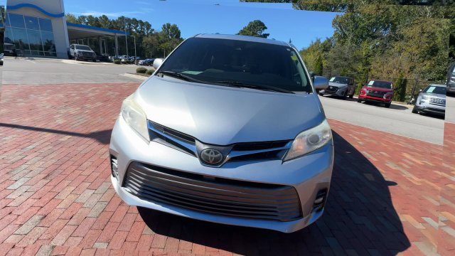Used 2019 Toyota Sienna XLE Premium FWD image 6