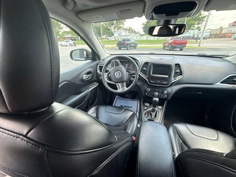 Used 2019 Jeep Cherokee Latitude Plus w/ Comfort/Convenience Group AWD/4WD image 14