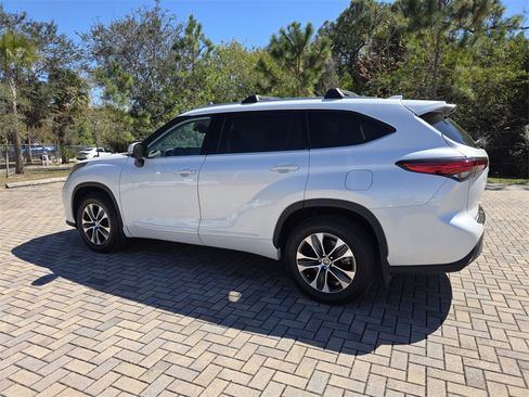 Certified 2022 Toyota Highlander XLE image 9
