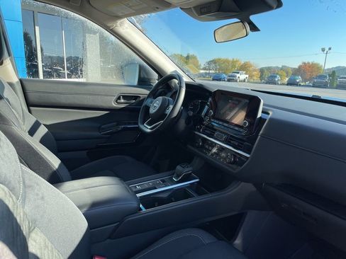 Used 2025 Nissan Pathfinder SV image 28