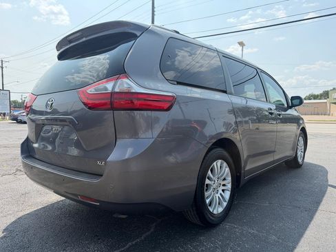 Used 2017 Toyota Sienna XLE w/ XLE Navigation Package FWD image 5