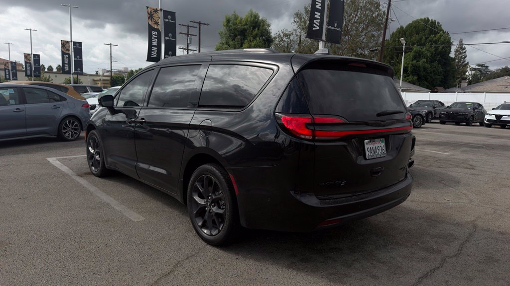 Certified 2022 Chrysler Pacifica Limited w/ Uconnect Theater Family Group AWD/4WD image 2