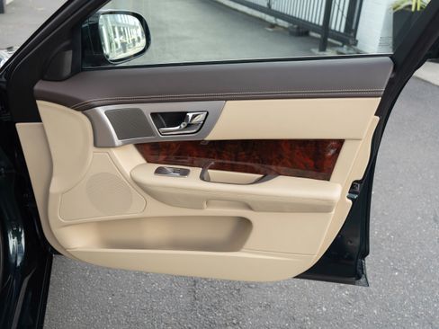 Used 2011 Jaguar XF Portfolio image 30