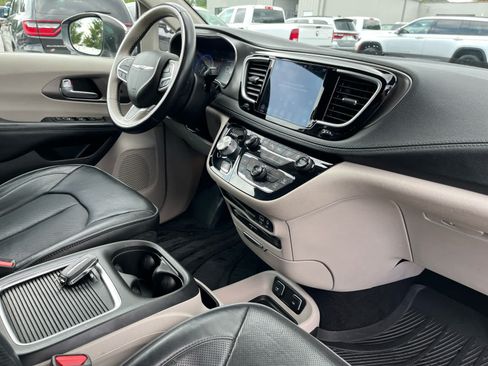 Used 2018 Chrysler Pacifica Limited w/ Tire & Wheel Group FWD image 41